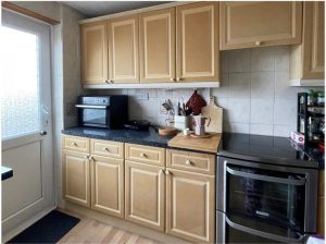 Как превратить обычные кухонные фасады в стильный центр внимания с помощью краски