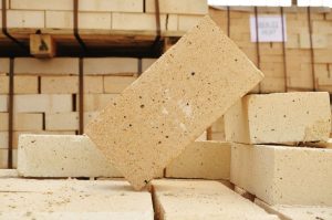 Огнеупорный шамотный кирпич: как выбрать и где купить надёжный материал